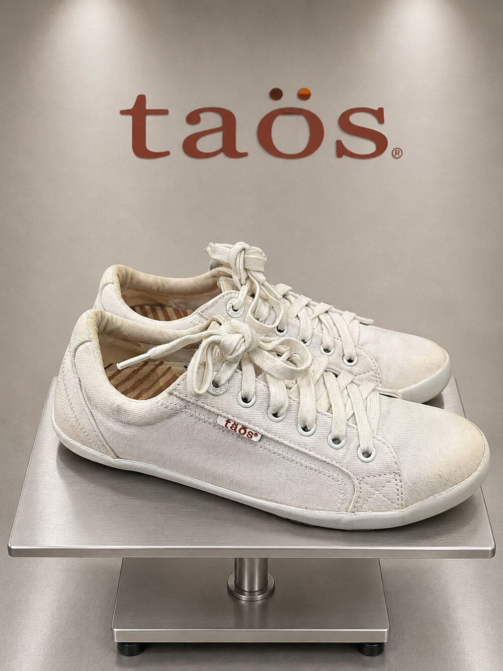 Taos Star White Canvas Lace-Up Comfort Sneakers Women’s 9W Wide